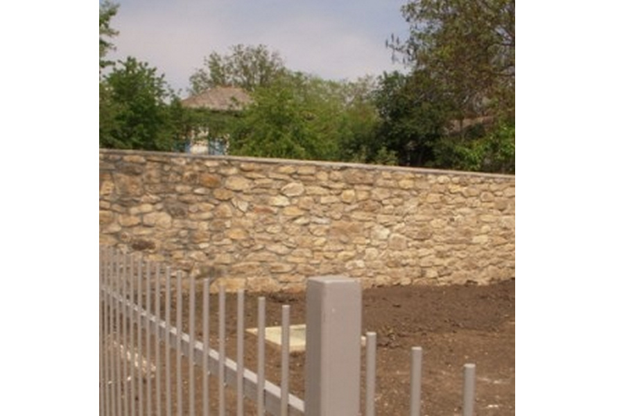 Забор из камня в Бендерах