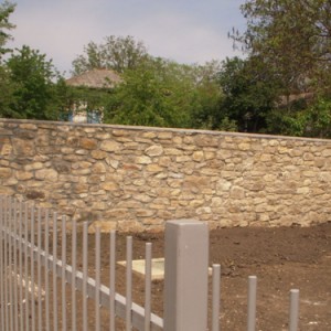 Забор из камня в Бендеры